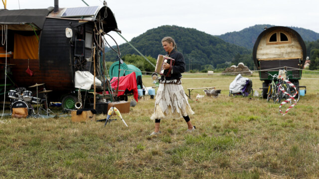 Cirkus Soluna, potujoči ulični umetniki, v Ljubljani, 26. julija 2015. (!!!OPOZORILO: Nastopajoči so prosili oz. zahtevali, da se fotografije uporabijo izključno za reportažo v povezavi z njimi, zato predlagam, da jih NE ARHIVIRAMO!!! Hvala.)
