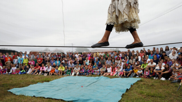 Cirkus Soluna, potujoči ulični umetniki, v Ljubljani, 26. julija 2015. (!!!OPOZORILO: Nastopajoči so prosili oz. zahtevali, da se fotografije uporabijo izključno za reportažo v povezavi z njimi, zato predlagam, da jih NE ARHIVIRAMO!!! Hvala.)