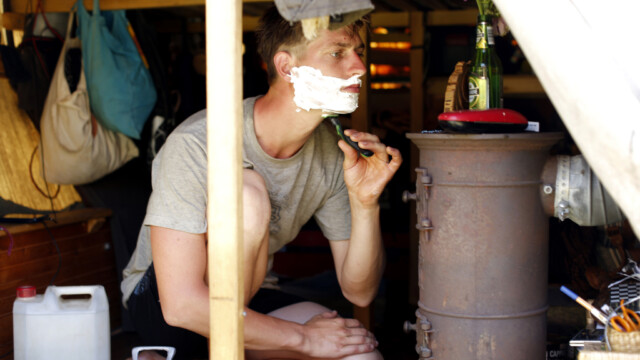 Cirkus Soluna, potujoči ulični umetniki, v Podlipoglavu, 21. julija 2015. (!!!OPOZORILO: Nastopajoči so prosili oz. zahtevali, da se fotografije uporabijo izključno za reportažo v povezavi z njimi, zato predlagam, da jih NE ARHIVIRAMO!!! Hvala.)