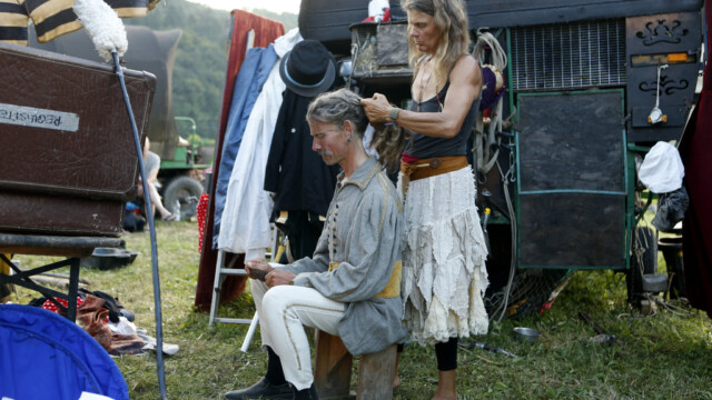 Cirkus Soluna, potujoči ulični umetniki, v Podlipoglavu, 21. julija 2015. (!!!OPOZORILO: Nastopajoči so prosili oz. zahtevali, da se fotografije uporabijo izključno za reportažo v povezavi z njimi, zato predlagam, da jih NE ARHIVIRAMO!!! Hvala.)