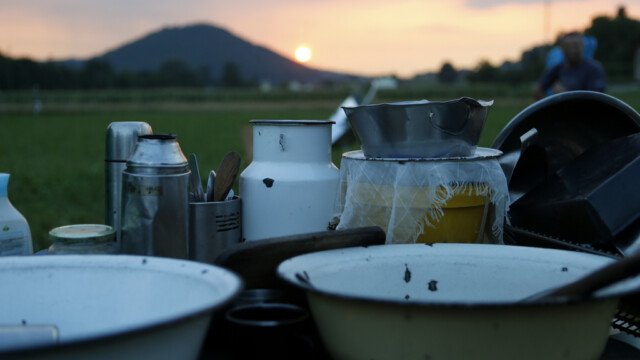 Cirkus Soluna, potujoči ulični umetniki, v Podlipoglavu, 21. julija 2015. (!!!OPOZORILO: Nastopajoči so prosili oz. zahtevali, da se fotografije uporabijo izključno za reportažo v povezavi z njimi, zato predlagam, da jih NE ARHIVIRAMO!!! Hvala.)