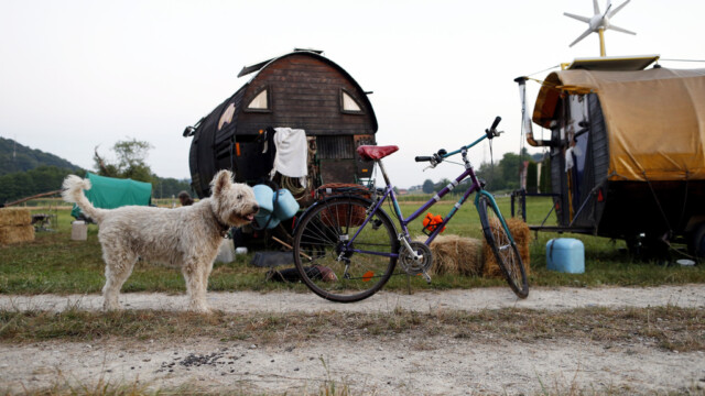 Cirkus Soluna, potujoči ulični umetniki, v Podlipoglavu, 23. julija 2015. (!!!OPOZORILO: Nastopajoči so prosili oz. zahtevali, da se fotografije uporabijo izključno za reportažo v povezavi z njimi, zato predlagam, da jih NE ARHIVIRAMO!!! Hvala.)