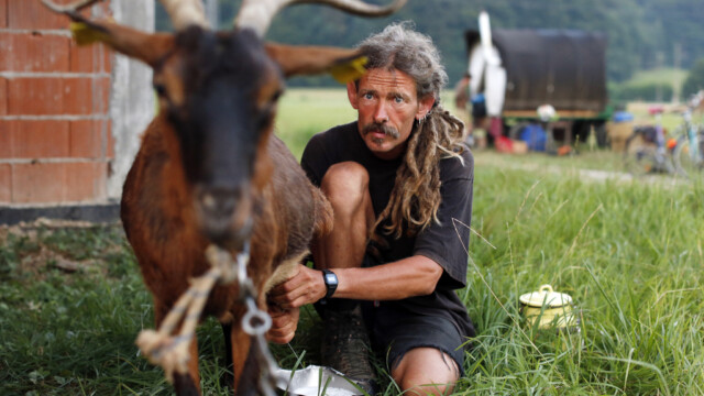 Cirkus Soluna, potujoči ulični umetniki, v Podlipoglavu, 23. julija 2015. (!!!OPOZORILO: Nastopajoči so prosili oz. zahtevali, da se fotografije uporabijo izključno za reportažo v povezavi z njimi, zato predlagam, da jih NE ARHIVIRAMO!!! Hvala.)