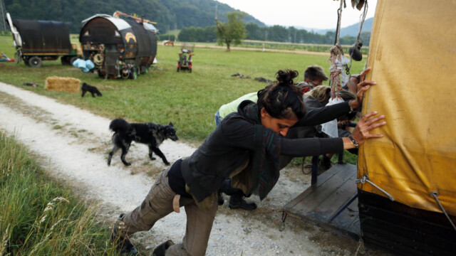 Cirkus Soluna, potujoči ulični umetniki, v Podlipoglavu, 23. julija 2015. (!!!OPOZORILO: Nastopajoči so prosili oz. zahtevali, da se fotografije uporabijo izključno za reportažo v povezavi z njimi, zato predlagam, da jih NE ARHIVIRAMO!!! Hvala.)