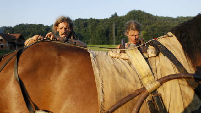 Cirkus Soluna, potujoči ulični umetniki, v Podlipoglavu, 23. julija 2015. (!!!OPOZORILO: Nastopajoči so prosili oz. zahtevali, da se fotografije uporabijo izključno za reportažo v povezavi z njimi, zato predlagam, da jih NE ARHIVIRAMO!!! Hvala.)
