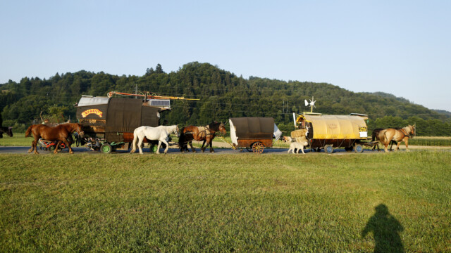 Cirkus Soluna, potujoči ulični umetniki, v Podlipoglavu, 23. julija 2015. (!!!OPOZORILO: Nastopajoči so prosili oz. zahtevali, da se fotografije uporabijo izključno za reportažo v povezavi z njimi, zato predlagam, da jih NE ARHIVIRAMO!!! Hvala.)