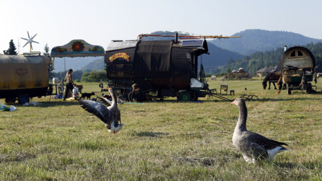 Cirkus Soluna, potujoči ulični umetniki, v Ljubljani, 23. julija 2015. (!!!OPOZORILO: Nastopajoči so prosili oz. zahtevali, da se fotografije uporabijo izključno za reportažo v povezavi z njimi, zato predlagam, da jih NE ARHIVIRAMO!!! Hvala.)